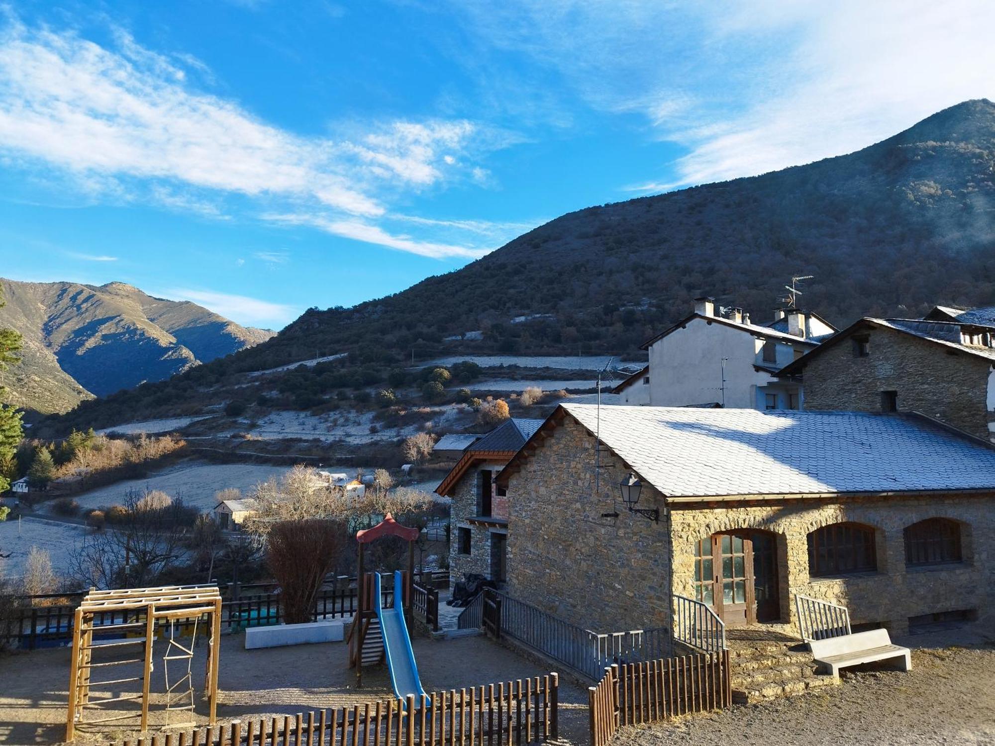 Casa Rural La Comella Hostal Tirvia Exterior foto