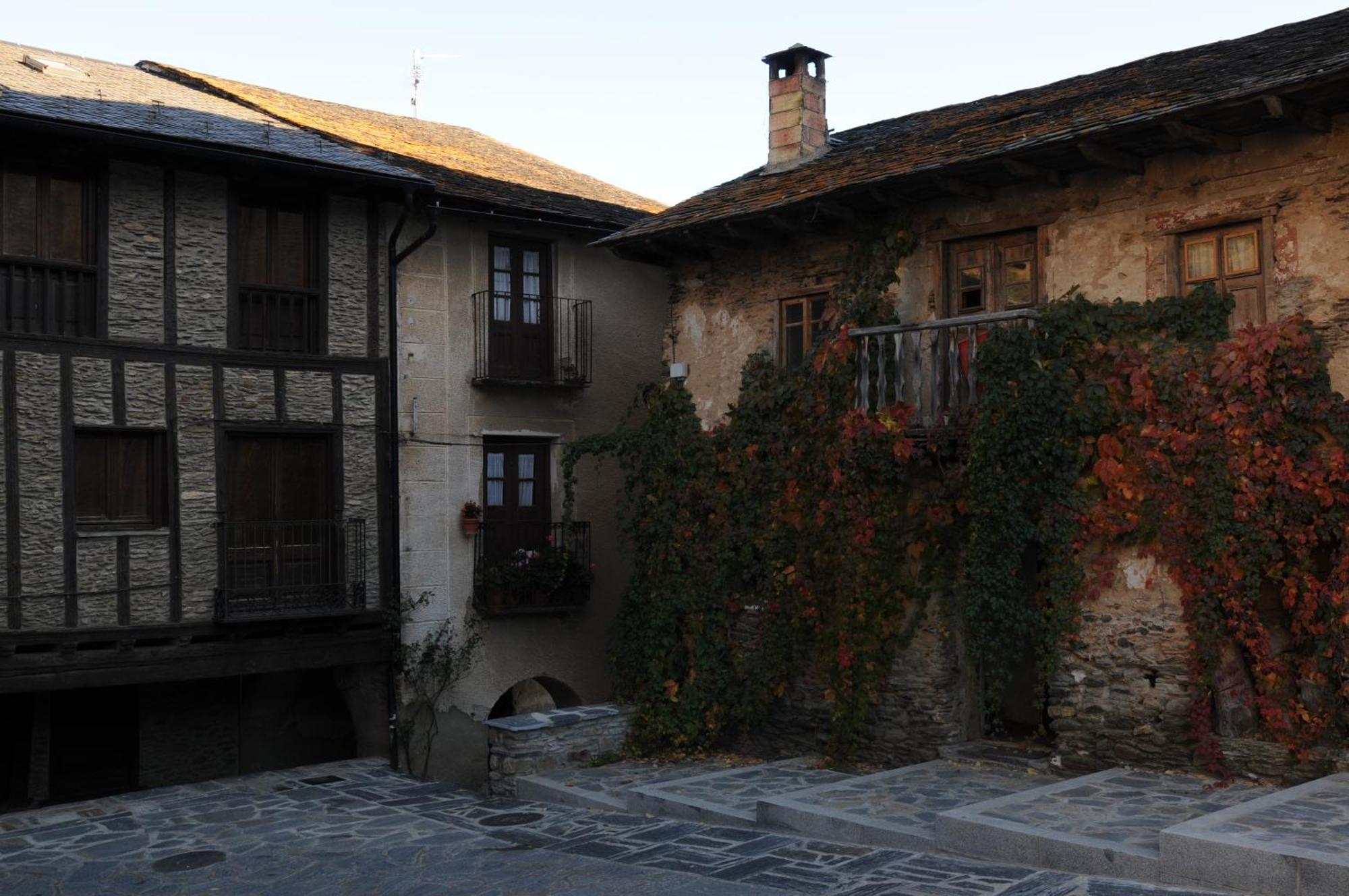 Casa Rural La Comella Hostal Tirvia Exterior foto