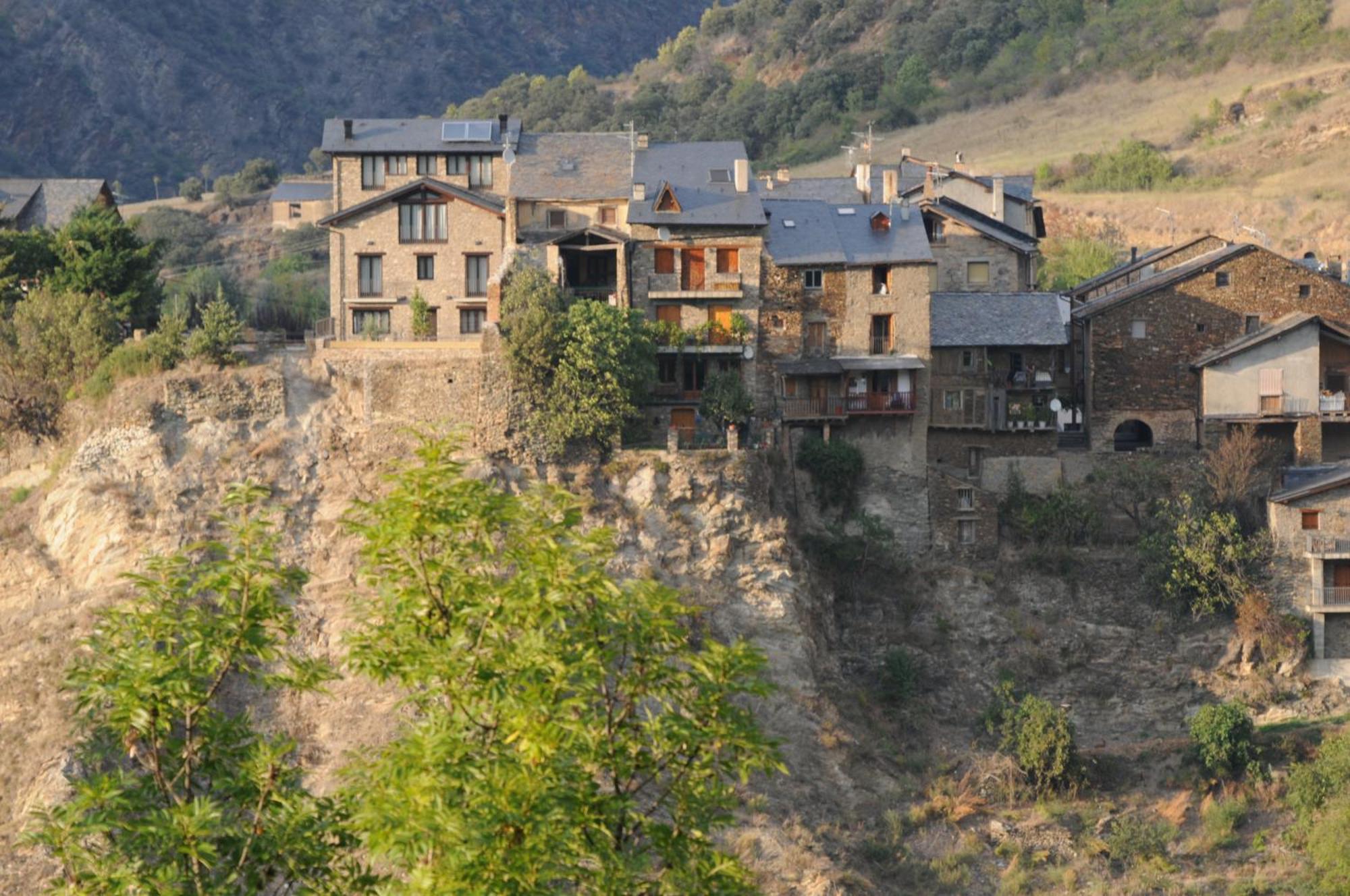 Casa Rural La Comella Hostal Tirvia Exterior foto