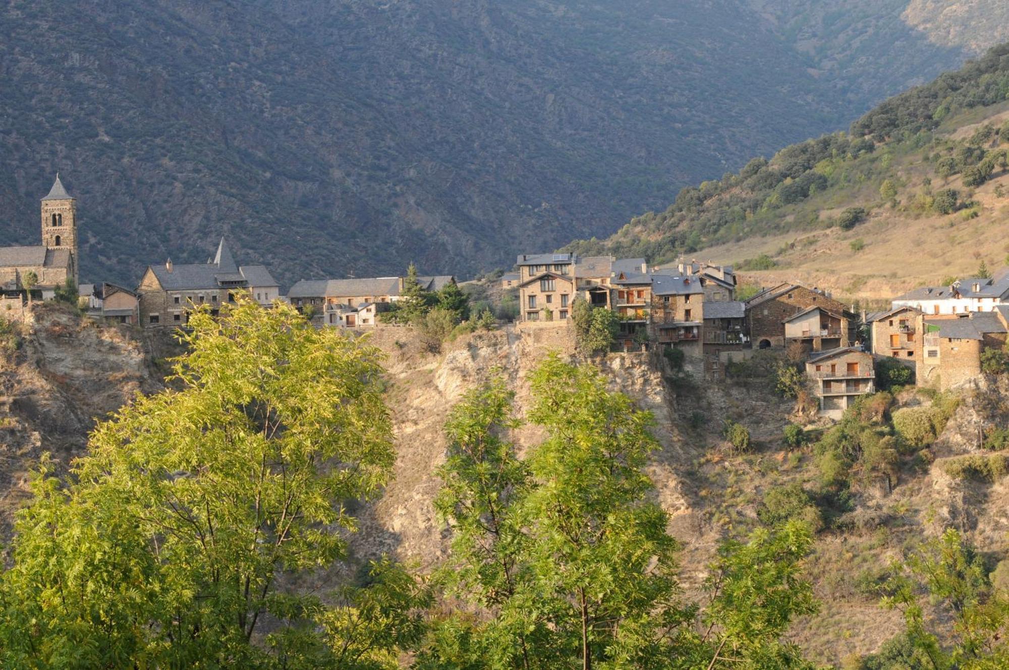 Casa Rural La Comella Hostal Tirvia Exterior foto